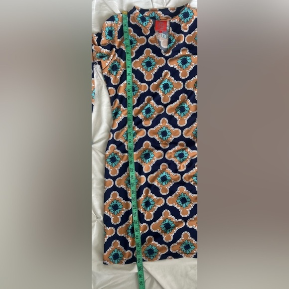 Tracy Negosian Spring Sheath Dress with Sleek Sleeves - Picture 3 of 10